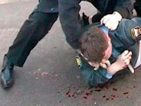В Баку избили полицейского